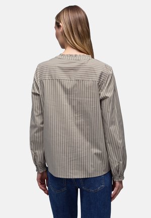 Chemise à manches longues en tissu beige clair à rayures blanches verticales, avec poignets froncés et encolure ronde simple.