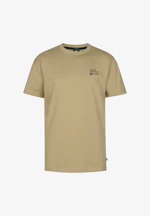 Kaki t-shirt i bomuld med korte ærmer, med en lille grafik. Kombineret med lyseblå denimjeans og hvide sneakers. Ensfarvet baggrund.