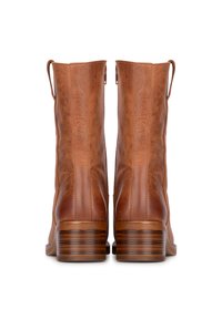 Bottines en cuir marron avec une finition texturée, dotées d'un petit talon empilé et d'anses à l'arrière pour un enfilage facile.