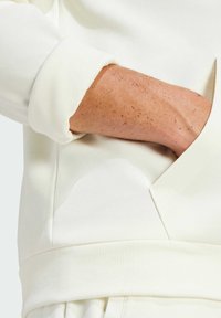 adidas Sportswear FUTURE ICONS BADGE - Sweat à capuche - off white