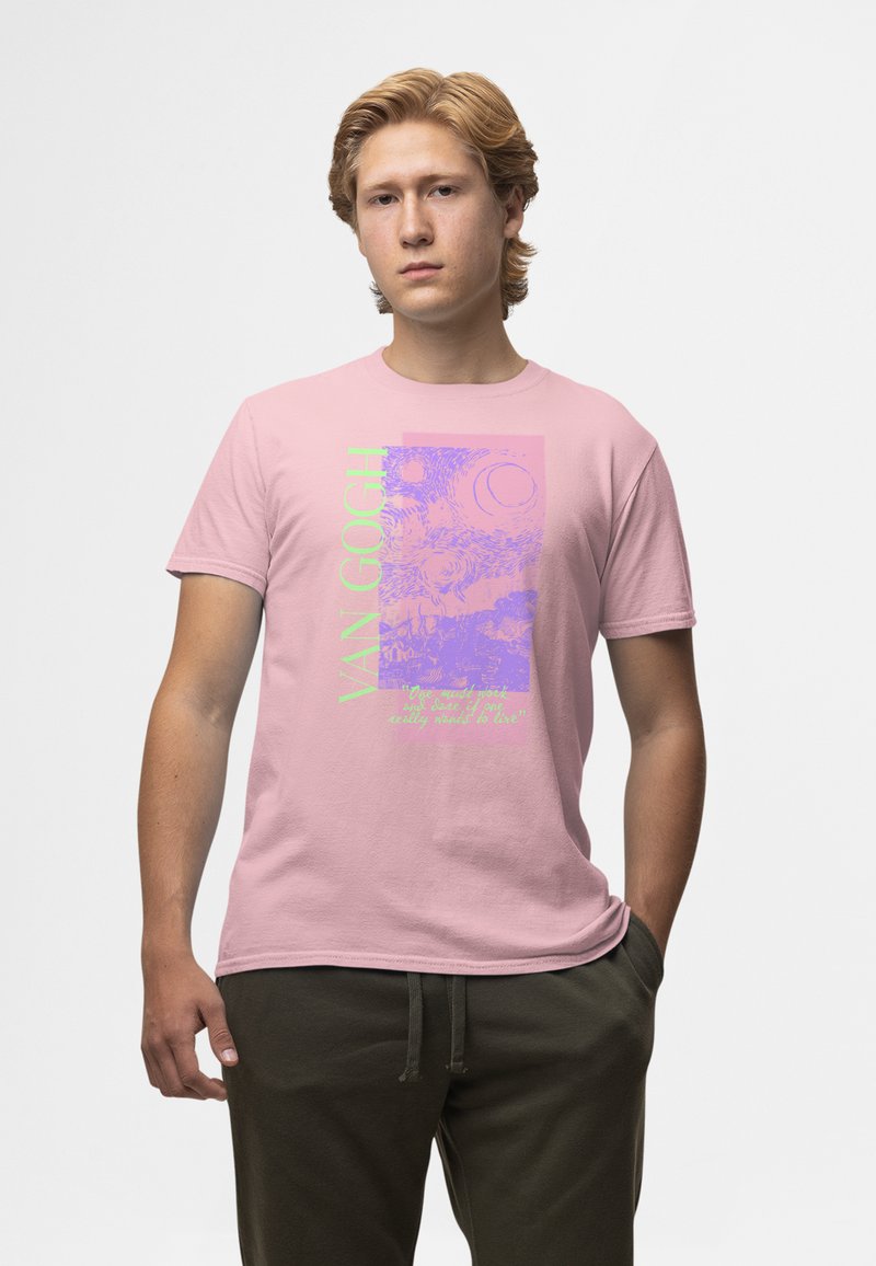 Ljusrosa bomulls-T-shirt med en Van Gogh-inspirerad grafik i lila och neongrönt, med text och en landskapsillustration.