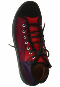 Baskets en daim rouges et violettes avec des accents noirs, bout rond, lacets noirs et œillets en métal argenté ; elles présentent des panneaux de couleur contrastante et une semelle en caoutchouc.