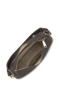 Borsa a tracolla in pelle marrone scuro con zip e anelli dorati, aperta per mostrare l'interno in tessuto beige con due tasche interne.