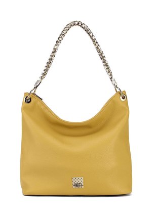 Borsa hobo gialla in pelle con finitura testurizzata, dotata di una tracolla in catena argentata, accenti metallici e un dettaglio con logo quadrato sulla parte anteriore.