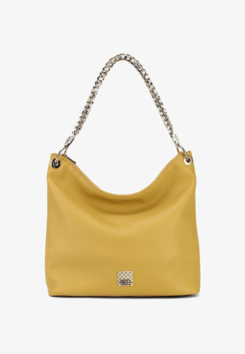 Borsa hobo gialla in pelle con finitura testurizzata, dotata di una tracolla in catena argentata, accenti metallici e un dettaglio con logo quadrato sulla parte anteriore.