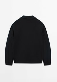 Pullover nero con colletto classico, caratterizzato da maniche lunghe, una texture liscia e una linea dritta. Design semplice e minimalista.