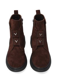 Brązowe botki ze zamszu z czarnymi gumowymi podeszwami, wyposażone w dwa ozdobne paski i metaliczne akcenty. Gładka faktura i zaokrąglony kształt noska.