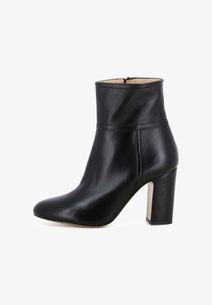 Schwarze Leder-Ankle-Boots mit spitzer Zehenform und mittelhohem Blockabsatz. Verfügt über einen Reißverschluss auf der Rückseite und eine glatte Textur.