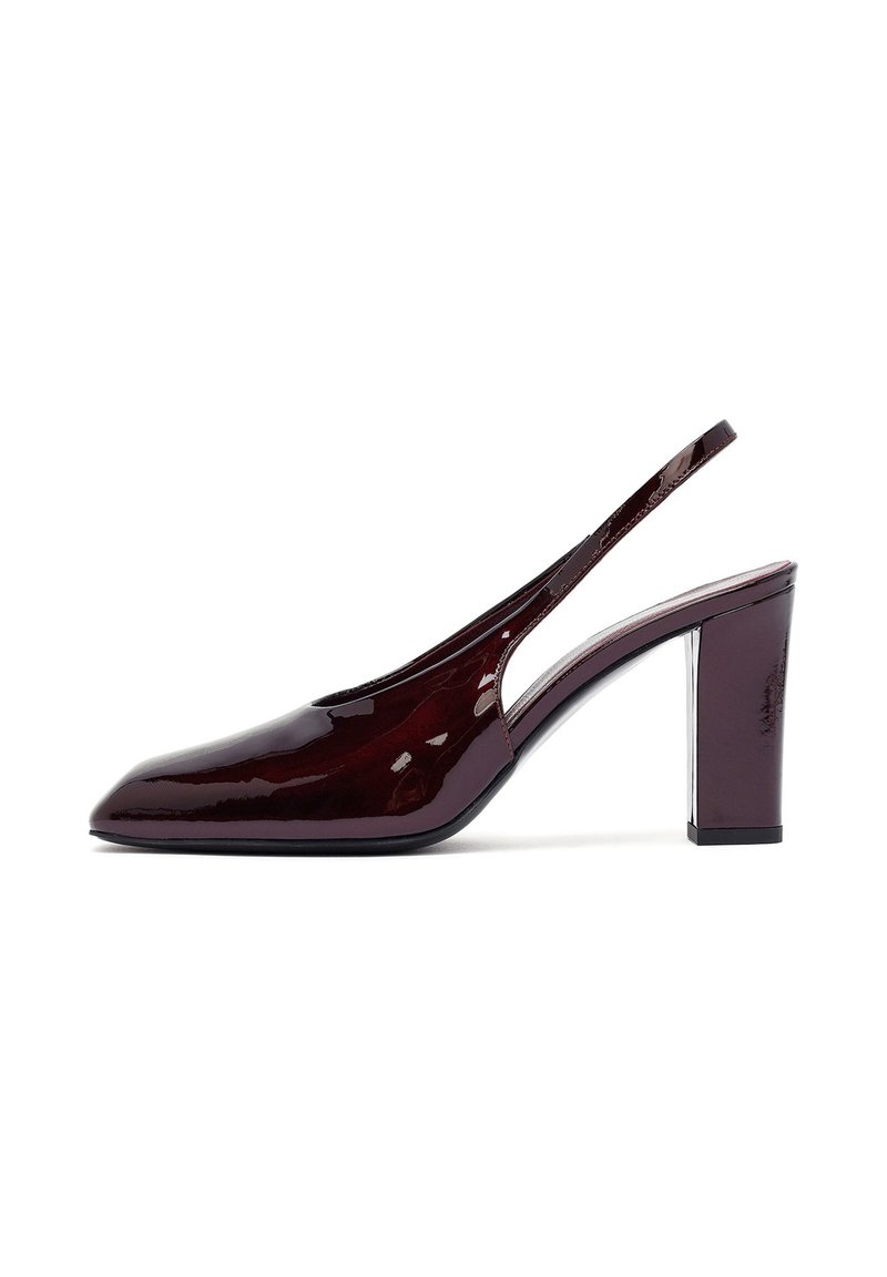 Bordeaux patentleren slingbackpumps met een spitse neus en een chunky hak, voorzien van een uitsnijdingen aan de zijkanten en een glanzende afwerking.