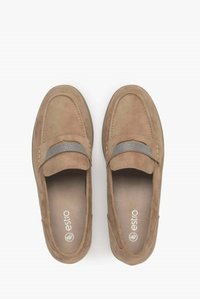 Braune Wildlederslipper mit einem Netzakzentband, begleitet von einer abgerundeten Zehenpartie, subtilen Nähten und einem glatten Innenfutter.