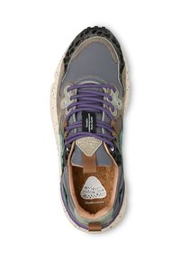 Sneaker grigia e nera con materiali testurizzati, lacci viola, accenti multicolori e suola maculata. Include un'intersuola in sughero e dettagli con il logo.
