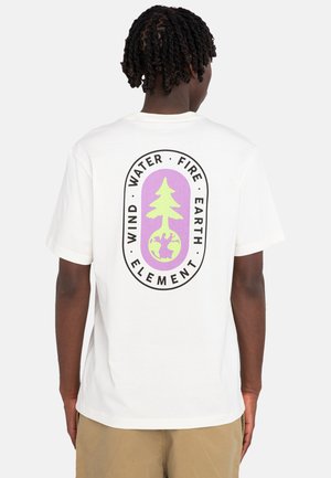 Weißes Baumwoll-T-Shirt mit einer großen, mehrfarbigen kreisförmigen Grafik auf dem Rücken, die Baum- und Globusdesigns sowie Text wie "WIND" und "FEUER" zeigt.