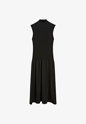Ærmeløs sort midi-kjole med høj halsudskæring og gatherskørt, vist mod en hvid baggrund.