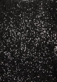 Fekete textil, amelyet egy sor fényvisszaverő ezüst flitter díszít, szorosan elhelyezve, texturált, csillogó felületet létrehozva.