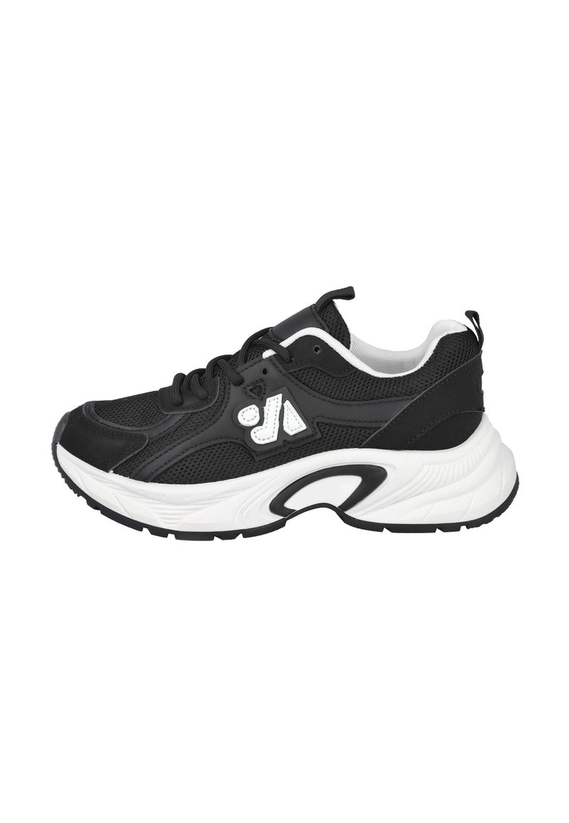 Zapatilla deportiva en blanco y negro con parte superior de malla, puntera redondeada, cuello acolchado y suela de goma con detalles texturizados.