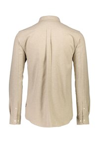 Camicia beige a maniche lunghe, in tessuto leggero, colletto appuntito, polsini con bottone, dettaglio con piega sulla schiena e orlo arrotondato. Design minimalista.