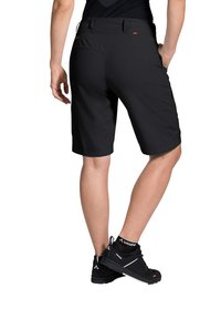 Pantalones cortos exteriores negros con un diseño ajustado, fabricados en material sintético, que cuentan con una cinturilla plana y bolsillos prácticos.