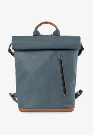 Zaino roll-top in blu ardesia con una finitura testurizzata, dotato di una tasca frontale con zip e dettagli in pelle nella parte inferiore e sul manico.