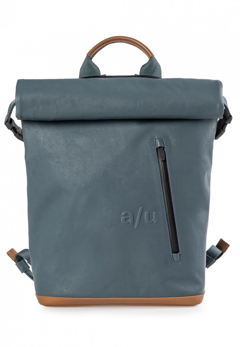 Rolltop-Rucksack in schieferblau mit strukturiertem Finish, ausgestattet mit einer Frontreißverschlusstasche und Lederelementen am Boden und Griff.