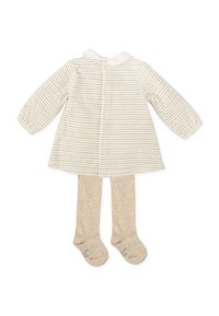 Vestido a rayas en crema con rayas beiges, con cuello blanco y cierre de botones; combinado con medias beigas. Textura de tela suave.
