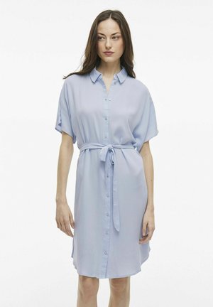 Abito camicia azzurro chiaro a maniche corte con chiusura a bottoni, cintura in vita e tessuto morbido, caratterizzato da una vestibilità comoda e un leggero lucentezza.