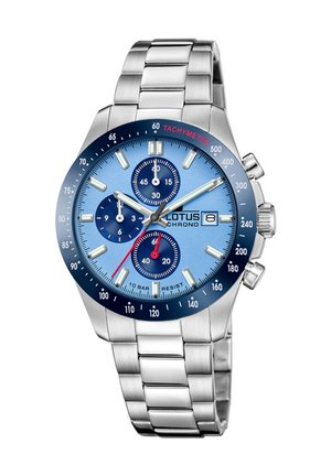 Montre en acier inoxydable avec un cadran bleu, trois sous-cadrans, une échelle tachymétrique et des accents argentés. Elle possède un bracelet en métal.
