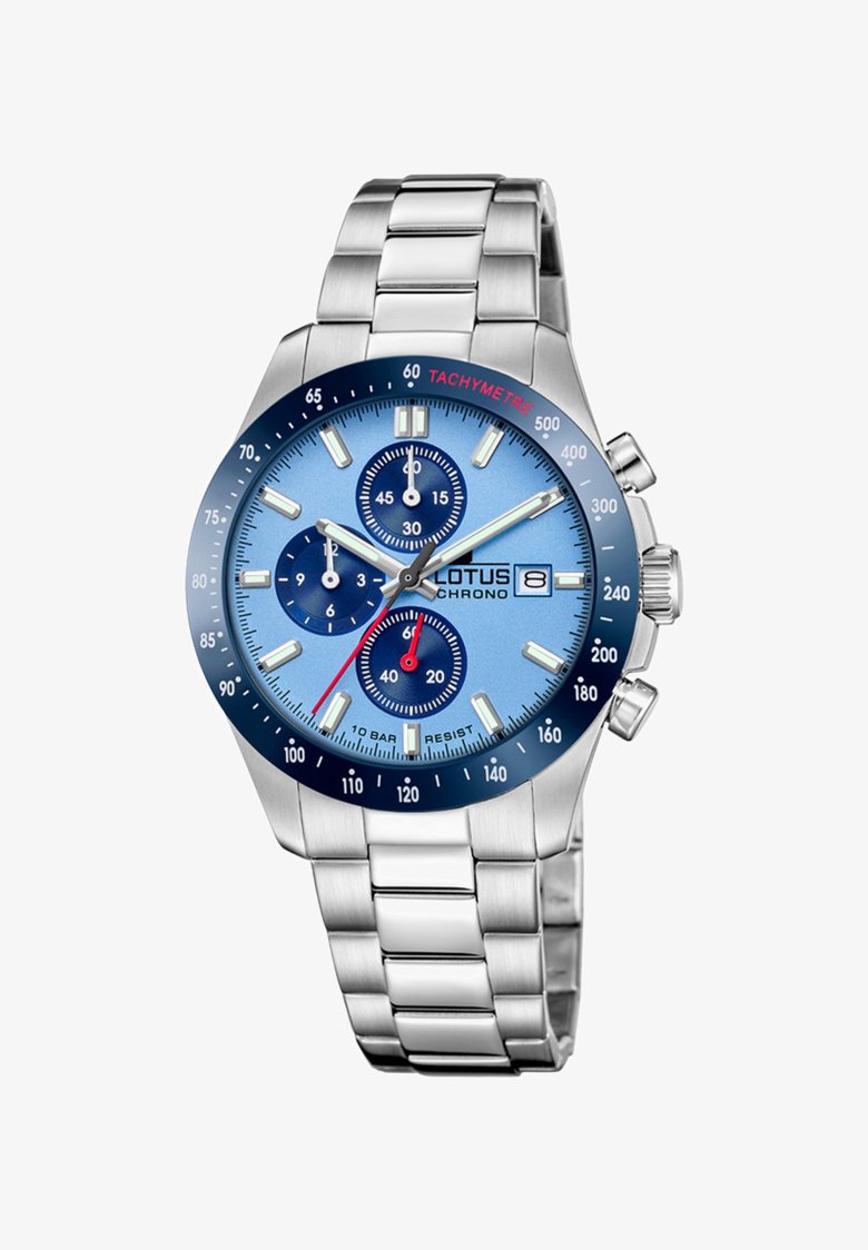 Nerūsējošā tērauda pulkstenis ar zilu ciparnīcu, trim subciparnīcām, tālruņa skalu un sudraba toņu akcentiem. Iekļauj metāla saišu aproci.