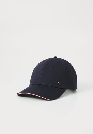 Marineblaue Baseballkappe mit kleinem rechteckigem Logo auf der Seite und dünnem roten und weißen Besatz am Rand des gebogenen Schirms.