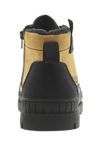 Bottines en suède beige avec semelle en caoutchouc noir, doublure texturée, zip sur le côté et sangle à l'arrière pour un enfilage facile.
