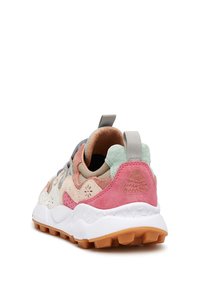 Mehrfarbige Sneaker, die eine Mischung aus pastellfarbenem Wildleder und Mesh-Materialien zeigen. Die Rückseite hat einen strukturierten rosa Akzent und eine weiße, gepolsterte Außensohle mit Grip.