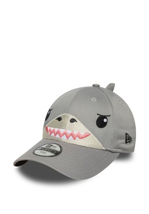 Grau baseball Cap mit einem Hai-Design, bestickten Augen und Zähnen, strukturiertem Stoff und einer kleinen Rückenflosse auf der Oberseite.