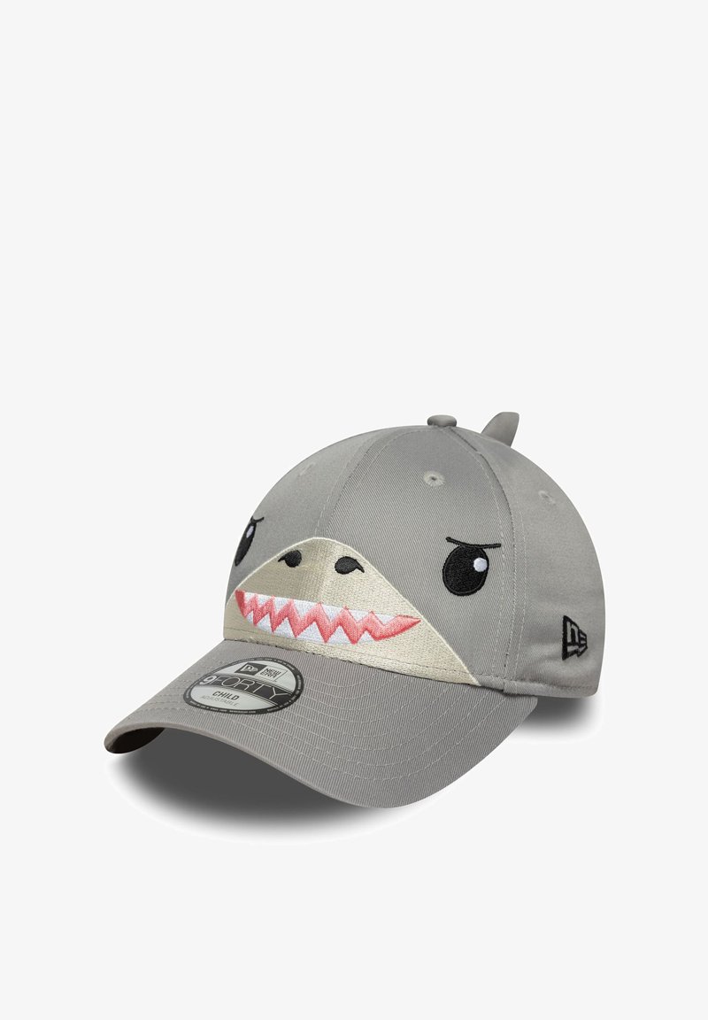 Cappellino da baseball grigio con design di squalo, occhi e denti ricamati, tessuto testurizzato e una piccola pinna dorsale sulla parte superiore.