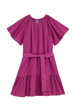 Fialové krátke šaty s textúrou, krátkym rukávom, okrúhlym výstrihom, látkovým opaskom previazaným v páse a volánovou lemovkou.