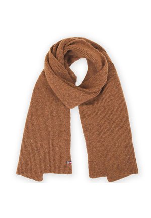 Écharpe en tricot marron pliée en boucle avec une texture côtelée et une petite étiquette en tissu près d'une extrémité sur fond blanc.