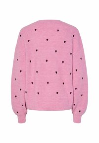 Rosa Strickpullover mit Rundhalsausschnitt, abfallenden Schultern und gleichmäßig verteilten schwarzen Herzmustern auf dem Rücken. Weiche Textur und entspannte Passform.