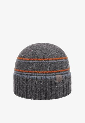 Graue Strickmütze mit orangefarbenen und blauen horizontalen Streifen sowie einem umgeschlagenen Bündchen mit einem kleinen Stoffmarkenetikett.