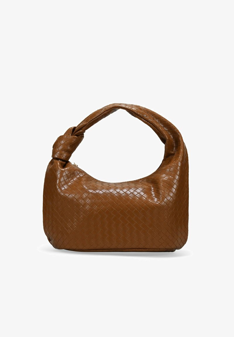 Bolso de cuero trenzado marrón con un asa anudada, que presenta una superficie lisa y suave y una forma redondeada, adecuado para el uso diario.