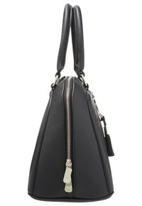 Czarna torebka o trójkątnym kształcie, z zamkiem błyskawicznym, dwoma uchwytami i teksturowaną powierzchnią. Wyposażona w srebrne detale oraz ozdobną frędzlę.
