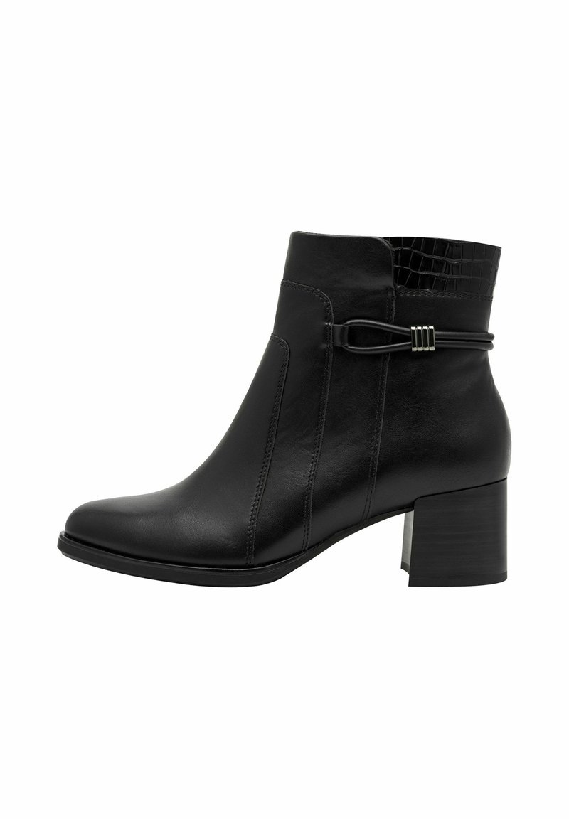 Bottine en cuir noir avec talon bloc, sangle décorative et manchette à texture crocodile, vue de côté.