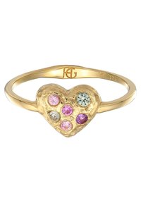 Gouden ring in de vorm van een hart met een gestructureerd oppervlak, met zes gekleurde edelstenen: roze, paars en groen, geplaatst binnen de hartvorm.