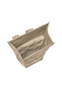 Bolsa tote beige con doble asa, parte superior abierta, múltiples bolsillos interiores y superficie texturizada. Diseño simple y funcional.