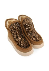 Botas marrones tipo slip-on con una parte superior cubierta de lentejuelas, forro de suave forro polar y suela de goma beige. Presenta una puntera redondeada y ribete cosido.