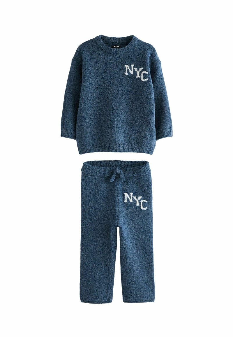 Blauw gebreid sweater- en broekset met "NYC" borduursel in het wit. Zachte textuur en ontspannen pasvorm. Sweater heeft een ronde hals en lange mouwen.