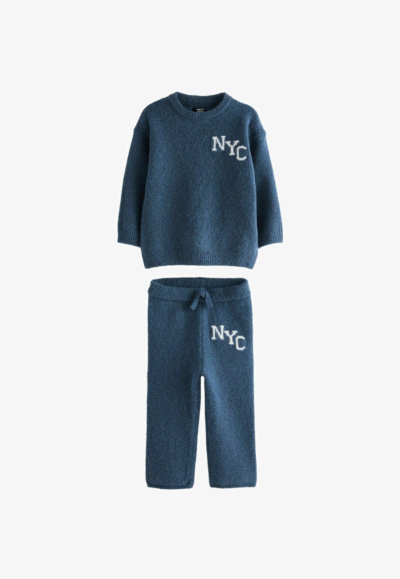 Conjunto de suéter y pantalones de punto azul con bordado "NYC" en blanco. Textura suave y ajuste relajado. El suéter tiene cuello redondo y mangas largas.