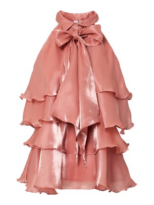 Rosa kjole laget av skinnende stoff, med et lagdelt volangdesign, høy krage og stor sløyfe ved halsen.