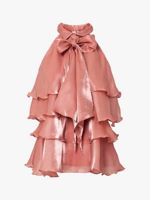 Rochie roz pal, confecționată dintr-un material lucios, cu un design din volane în straturi, guler înalt și o fundă mare la gât.