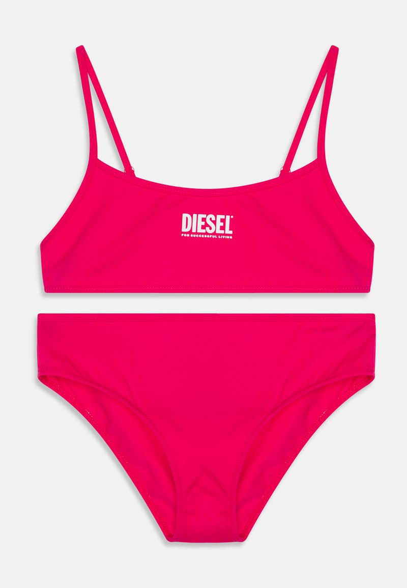 Rosa bikinisett laget av glatt stoff. Har en bralette-overdel med tynne spaghettistropper og en logo, kombinert med en lavegns underdel.