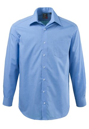 Camisa de manga larga azul claro, hecha de una tela suave, con cuello en punta, frente abotonado y un bolsillo en el pecho.