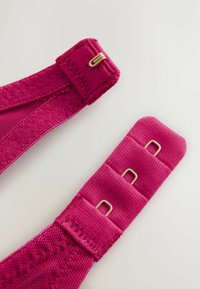 Bretele reglabile pentru sutien, de culoare fucsia, cu material texturat, prevăzute cu accesorii metalice aurii și mai multe închideri cu cârlige și ochiuri pentru fixare sigură.