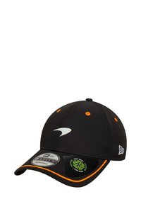 Czarna regulowana czapka z pomarańczowymi akcentami. Posiada zakrzywiony daszek, haftowane logo z przodu oraz otwory wentylacyjne na górze.